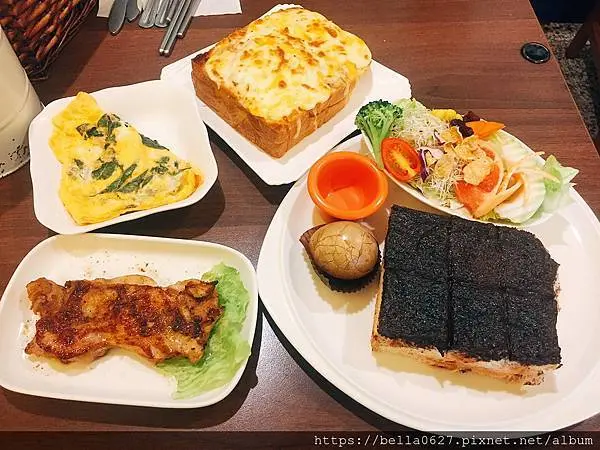 【鳳山美食-及第家手作早午餐鳳山經武店】平價豐沛活力拼盤。自製皇后吐司｜酥脆鬆軟麵體~ 想在早晨吃到俗又大碗的早午餐來鳳山及第家就對了。