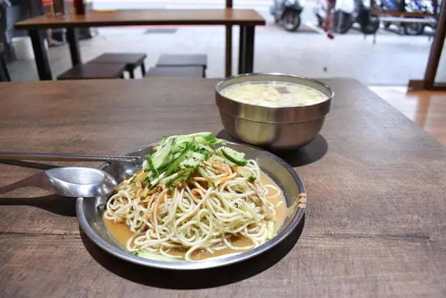 深坑美食。#陸地涼麵深坑老街店。Q彈的涼麵搭上清爽口感的醬汁，讓你口味不會過重，吃完一直想喝水。味增湯充滿香氣，料多味美。食在用心