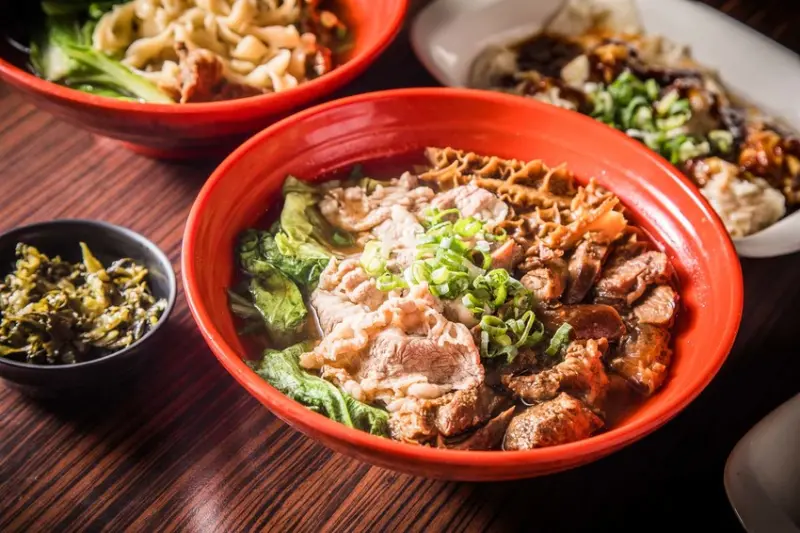 [新店美食]九條牛牛肉麵-新店大豐店/肉嫩湯鮮極品牛肉麵，牛肉麵控吃起來！ - 大手牽小手。玩樂趣