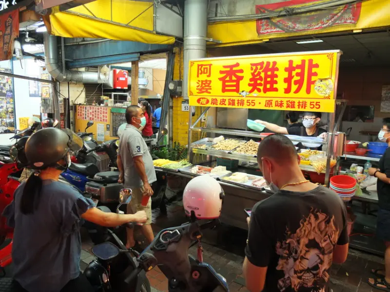 高雄旗山區美食。旗山阿婆雞排。一吃會上癮！熱賣超過20年的在地人回憶美食 炸物風味佳價格實惠