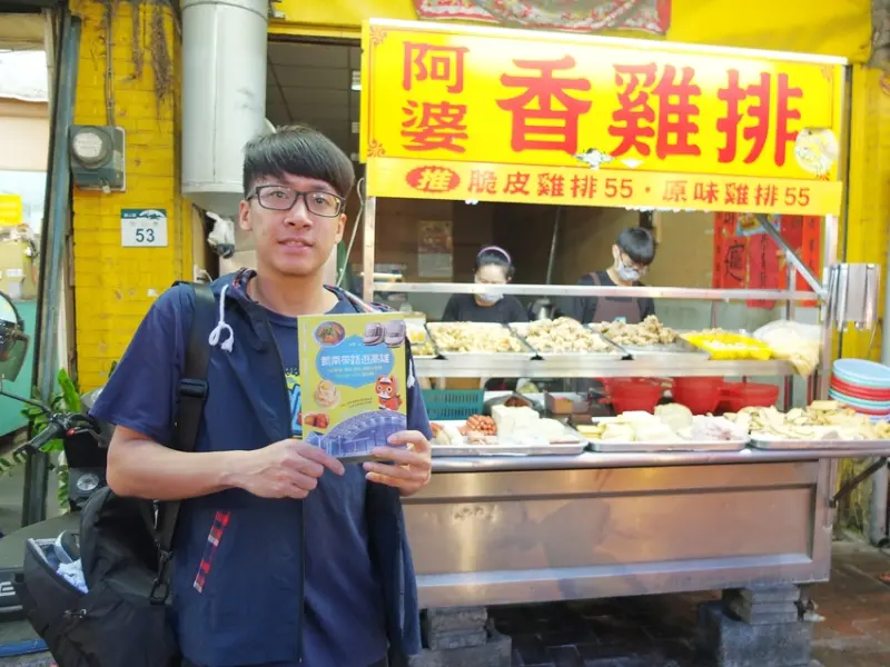 高雄必吃美食【旗山阿婆雞排】老街人氣美食前三名！魷魚、黑輪、三角骨、香雞排等樣樣是招牌 學生最愛！