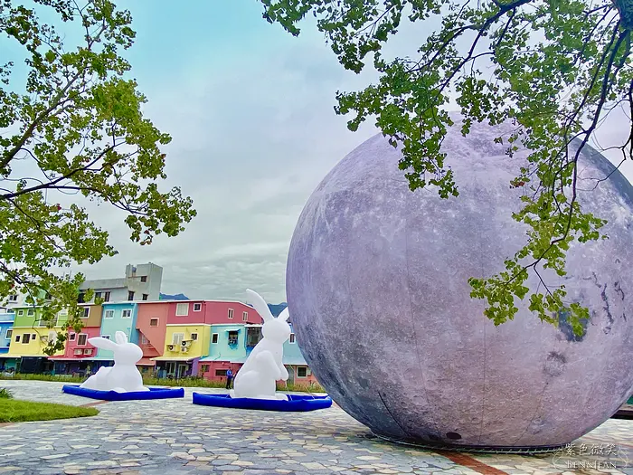 免費熱門IG打卡景點大集合「月亮什麼冬冬」月亮玉兔來報到! 中秋賞月不怕下雨了！搭配陸上彩繪房屋、大碗公溜滑梯，及巷弄裏的3D街景彩繪|宜蘭冬山火車站