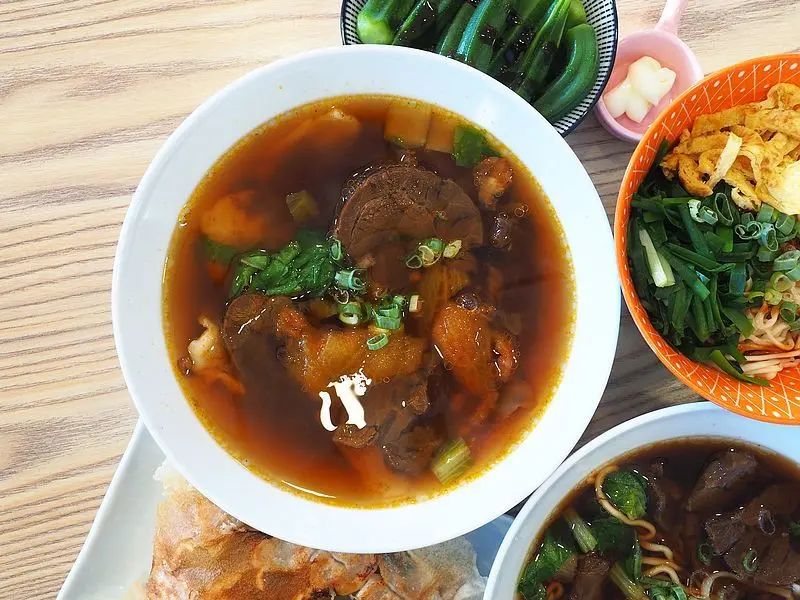 青埔這家牛肉麵，沒有什麼特色，唯一特色就是好吃，就在田中央，只賣晚餐