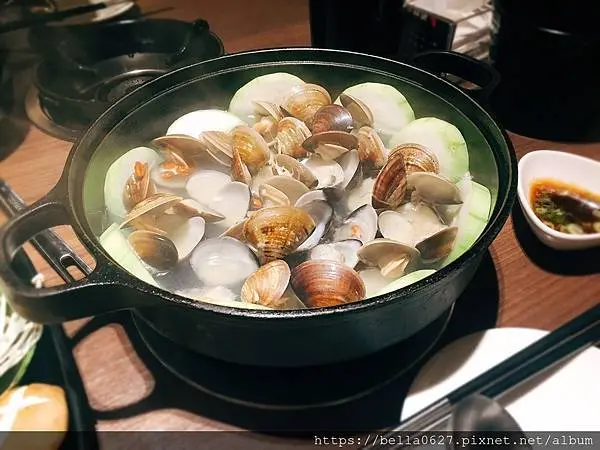 高雄2020美食推薦【打狗霸】博愛店。高CP火鍋｜全新推出季節限定特色鍋物，清甜高湯豐富配料，視覺味覺大大飽足~