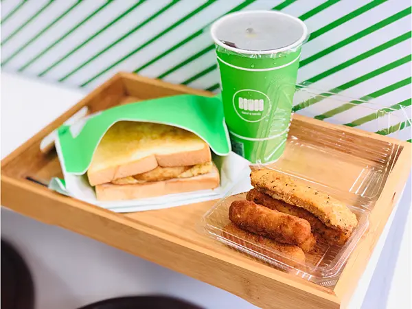 【台北美食￭信義區】Kiwes Toast & Coffee￭台北信義店 x 板煎吐司外酥內軟，豐富多姿餡料滿滿、好吃帶著走，滿足不囉嗦║ 台北吐司推薦、信義區美食、永吉路30巷美食