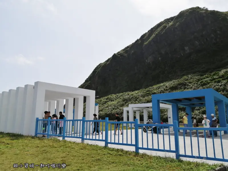 【新北市萬里區景點】幸福廣場 2020年新打卡景點 藍白希臘風造景  彩繪牆 盡覽無敵海景 情人約會聖地 婚紗拍攝熱點 鄰近萬里漁港