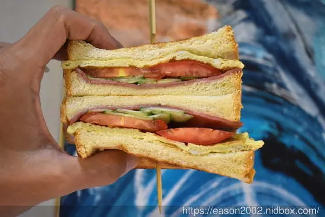 花蓮秝好碳烤吐司。結合古早與創新的肉排蛋碳烤吐司。會拔絲的花生麻糬+起司+醃漬肉排，回憶起來還在流口水呀！