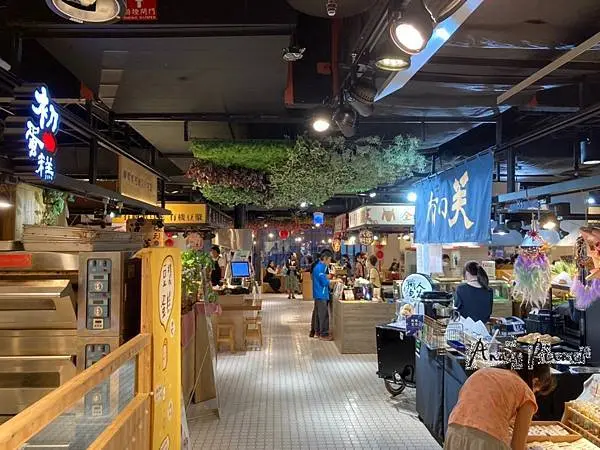 第六市場｜台中景點 🏵 超好逛的室內菜市場 🏵 每攤都好想吃啊 ~