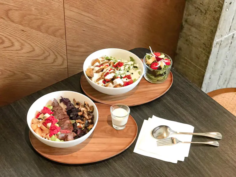 吃爆台中美食｜YOLO MOMENT 新美式烘培舒食餐館-台中店  健康蔬食甜鹹兼具 有手作甜點是第二家分店