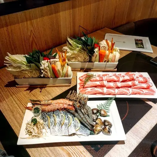 Taipei, Taiwan 小川鍋物.光苑/ 有室內與室外座位，不論內外都很有質感👍🏻不需要沙茶醬，就是要吃新鮮食材的原味😝😝