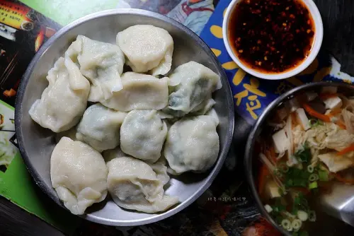 在地人大推！藏身夜市巷弄傳承45年的手工現包水餃