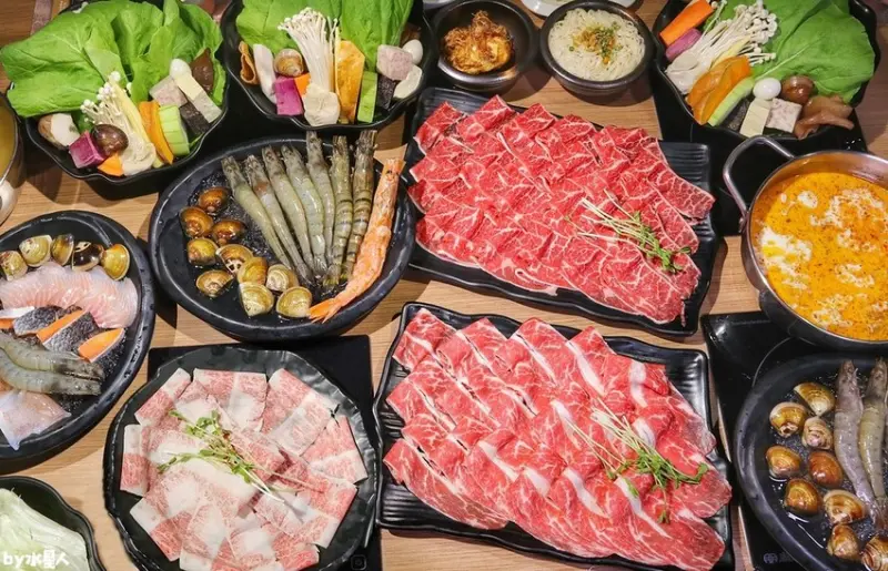 火鍋+自助吧吃到飽！浮誇肉盤免費升級加大，有機蔬菜、冷熱飲、冰淇淋無限享用