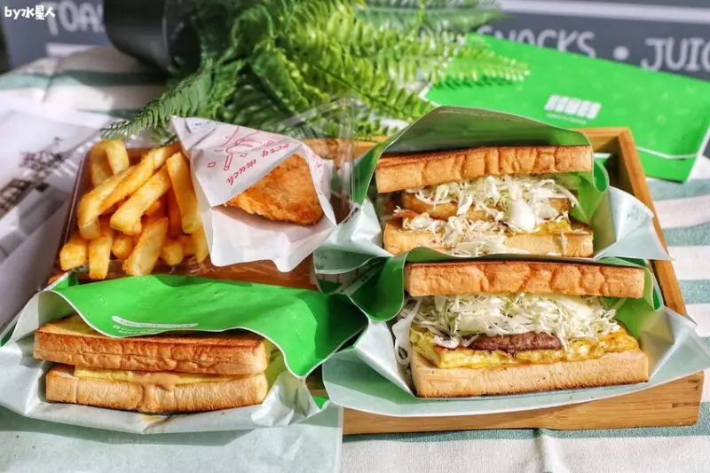 台北銅板價韓式吐司早午餐！鐵板現煎奶油吐司+邪惡火烤牛肉起司蛋，超厚爆餡用料飽到撐