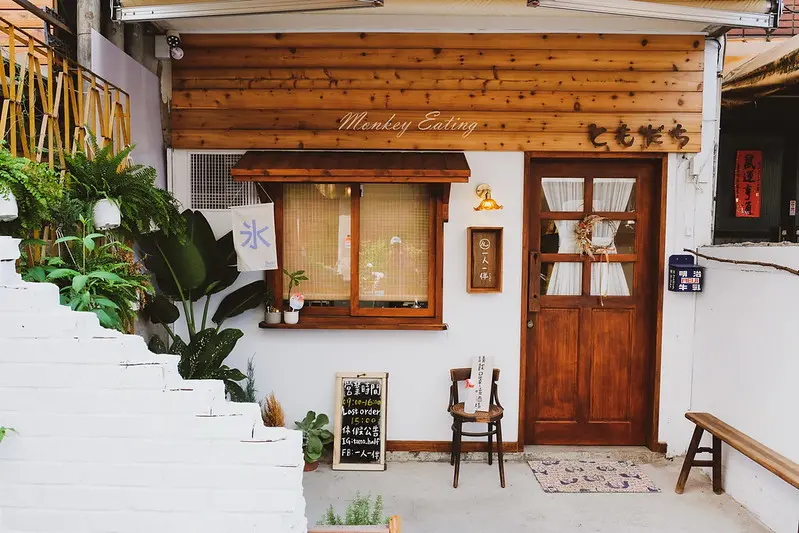 【台中西區】一人一伴ともだち│日式復古老宅早午餐，大推千層豬排玉子燒，有WIFI免服務費