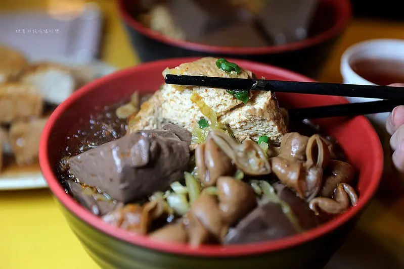 藏身夜市巷弄超人氣麻辣臭豆腐，網友大讚「當地最強麻辣鴨血臭豆腐」
