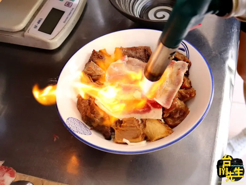 台南牛肉麵／台南少見火烤炙燒牛肉／一次吃到五種部位／天然食材熬高湯不加味精骨粉／眷村手工麵條／用餐時段必客滿