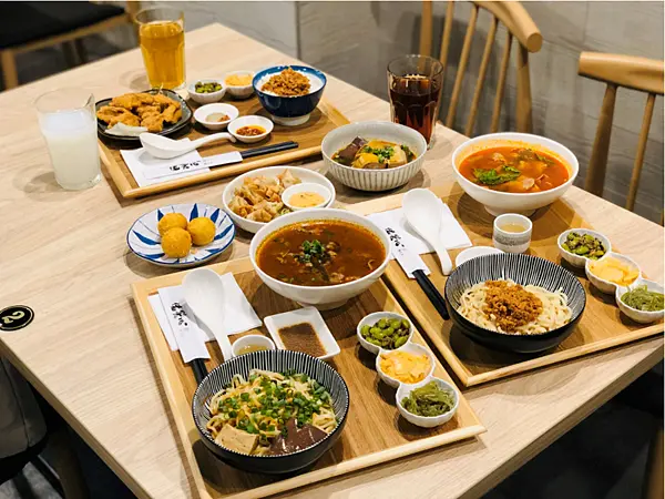 【台北美食￭信義區】佬饕心￭麻辣、番茄&奇味系列麵、飯定食 x 16款組合套餐任君挑選，人氣招牌麻辣口味很推薦！來吃佬饕心，一嚐就傾心║ 信義區麻辣麵推薦、信義區麵食推薦、信義區美食