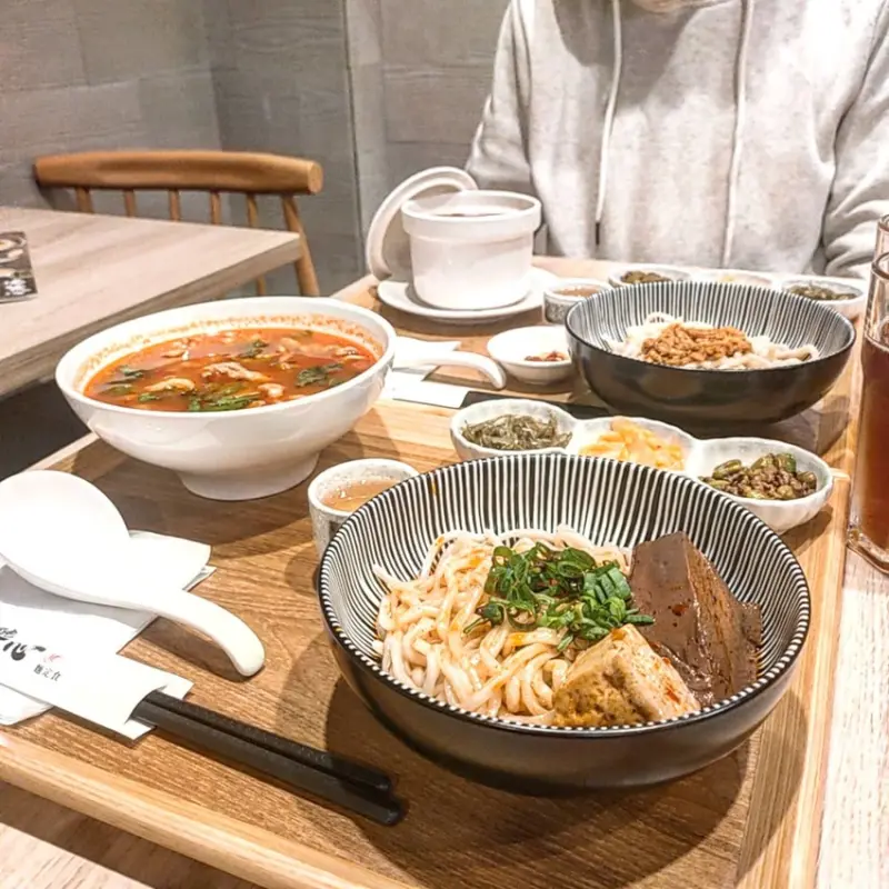 Taipei, Taiwan 佬饕心/ 位於松菸文創園區附近小巷內的定食小店，環境舒適，餐點美味，分量剛好，價格也很親民，cp值高❤️