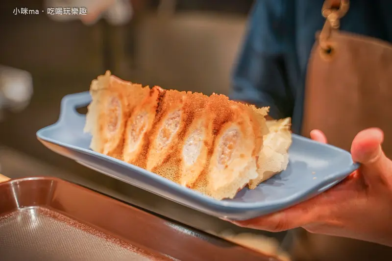 有煎餃子館-林口三井館 ▏文青感十足的煎餃店 賣的是多汁會爆漿的煎餃!!。用全蔬菜製成的餃子皮 馬卡龍顏色超級卡哇伊。林口三井美食推薦。