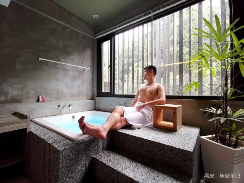 清水模迷快來。北歐工業風浪漫民宿。宵夜吧台！房內迷你劇院，情侶住宿推薦