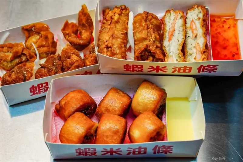 | 高雄美食 |​​金黃酥脆飽滿的百花釀油條還有炸銀絲捲配煉乳/瑞豐夜市百花釀油條