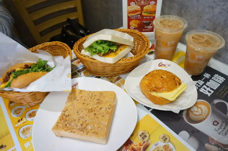 [台中早午餐] 期間限定不用出國吃得到的港澳經典美食- Q Burger 精誠店/ 台中早餐推薦/ 冰火菠蘿油推薦/ 港式餐廳推薦