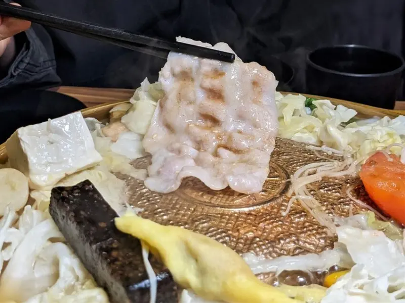 咕咕咕嚕昆布火鍋/韓式銅盤烤肉專賣店｜超CP值平日商業午餐！必點安格斯嫩肩熟成牛肉！東區火鍋推薦、東區烤肉推薦、東區韓式烤肉推薦、大安火鍋推薦、大安韓式推薦