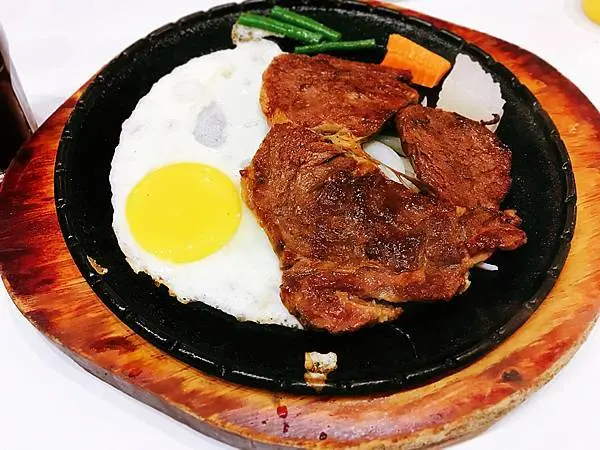 ||吃。花蓮|| 紐約客牛排館 250元的沙朗牛排套餐值得再訪