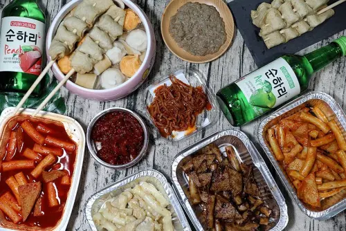 不用到韓國也吃的到!!辣炒年糕、魚板、紅雪蟹蟹膏、辣醃章魚。家樂福韓國試吃週通通吃的到