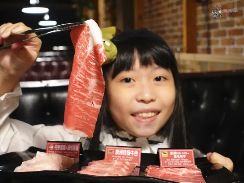 【桃園美食】藝文特區開到2點宵夜火鍋吃到飽~和牛、雞佛、啤酒還有6個冰櫃哈根達斯~通通隨你吃 | 哪哪麻