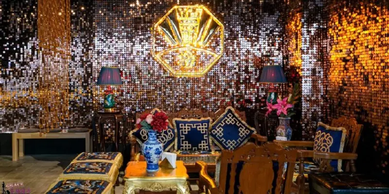 有全台最美、最時髦的鹹酥雞店之稱，古典華麗的裝潢風格裡品嚐台式炸物