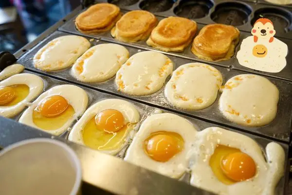 梨大蛋中蛋 - 韓國人氣傳統小吃，雞蛋糕與馬茲瑞拉起司、半熟蛋的組合，高雄旗山老街美食推薦