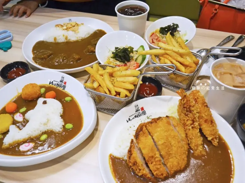 【台中東區】Mr.咖哩-新時代店，100％真食材熬煮，完全不勾芡，咖哩香甜滑口，風味迷人，吃完到遊戲愛樂園消耗熱量，完美的一天