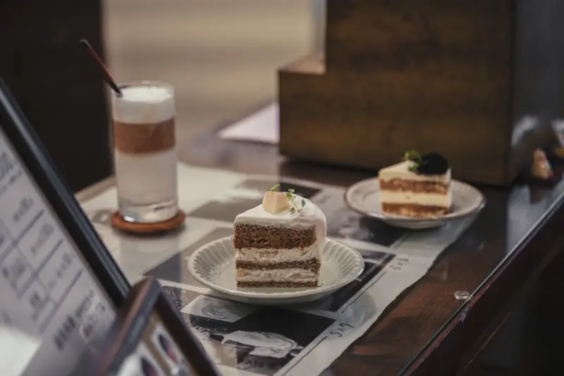 高雄，左營區，果貿社區｜夏全開。我們買了一間照相館，用甜意下的餘溫感受時光在指尖流淌/高雄左營甜點咖啡廳