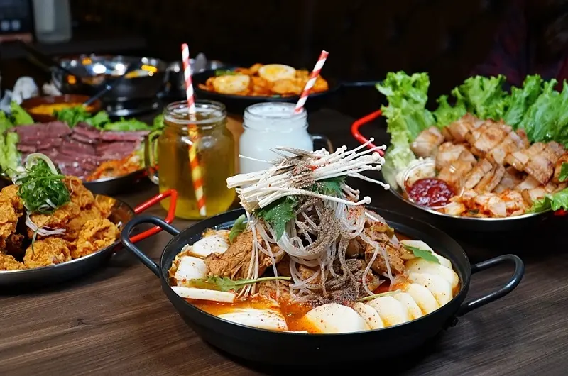 一秒到梨泰院，馬鈴薯豬骨湯、巨大生蠔冷麵、起司炸雞、調酒，讓你一次滿足多個願望!!