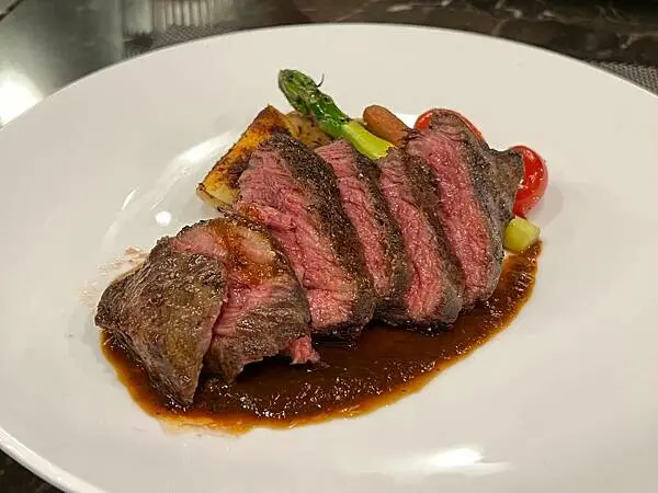 高雄美食【啡竇 Tea R Guest Coffee Lounge】港式西餐廳，外薄脆內多汁的美國牛小排，份量超大而軟嫩的戰斧豬排，好喝的洋蔥湯((附菜單 - 壽司羊 的 美食旅行