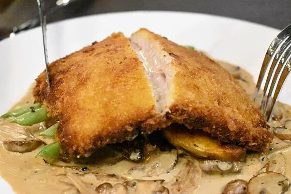 高雄美食【啡竇 Tea R Guest Coffee Lounge】聖誕節限定套餐／醬汁好好吃／藍帶豬排佐威士忌蘑菇醬／黑啤酒煮淡菜 香煎鯛魚((附菜單 - 壽司羊 的 美食旅行