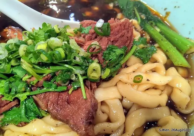 (台北東區美食)連2年台北國際牛肉麵節大賽冠軍「思鄉病解憂牛肉麵 - 遠百信義A13店」--- 湯鮮肉嫩一口解鄉愁，用餐環境舒適服務細緻周到!