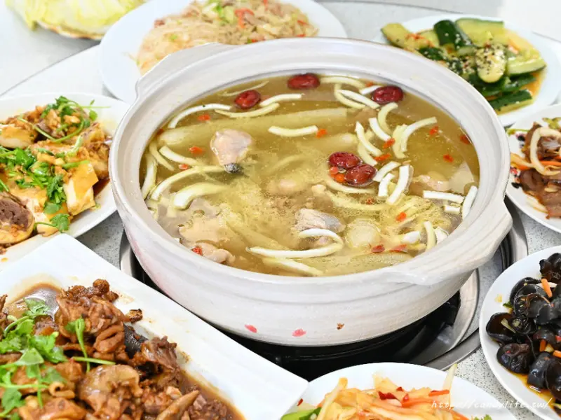 廣式養生功夫雞│台中超好喝椰子雞，地點超隱密，人潮天天大爆滿，多人聚餐推薦，停車超方便！