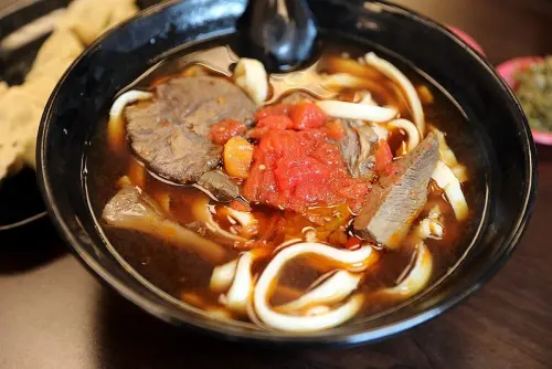 牛肉超大塊還有滿滿番茄肉！隱藏版銷魂番茄牛肉麵還能無限續湯 湯控必訪
