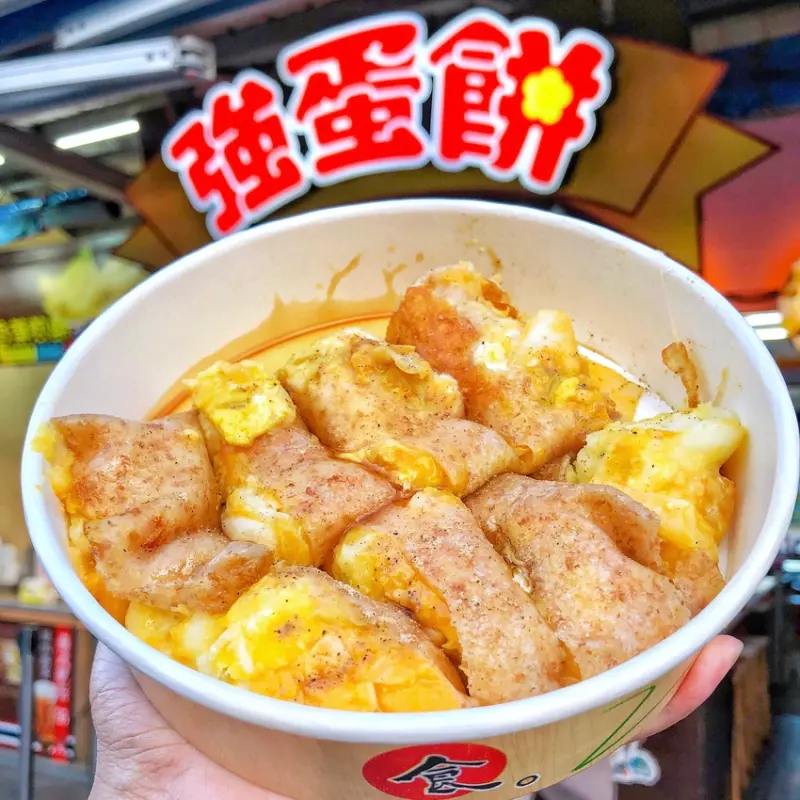 《花蓮*強蛋餅》東大門夜市必吃蛋餅，超人氣網路票選第一名，好吃到連吃兩天了，還有別的地方吃不到的獨特口味鮮蚵、貢丸、九層塔(附強蛋餅完整菜單)~