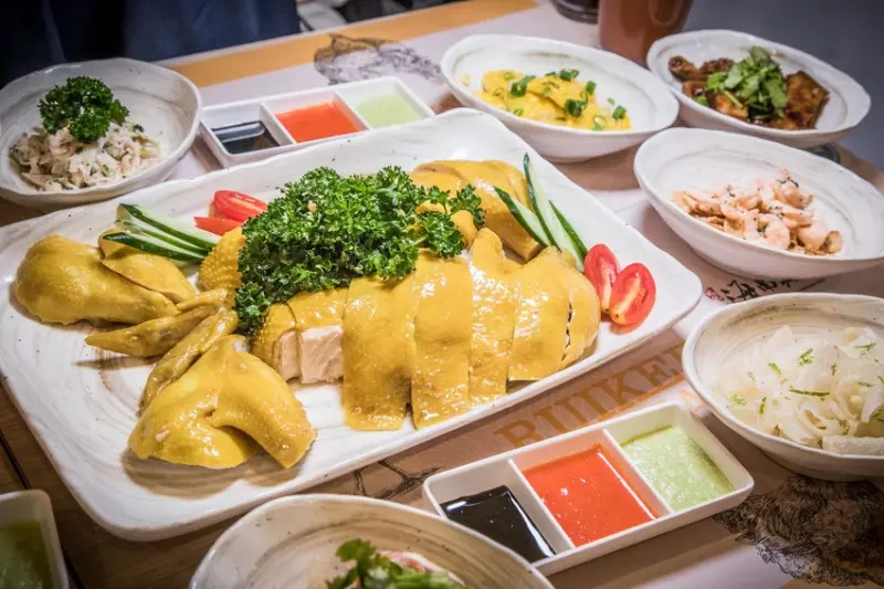 [中壢美食]瑞記海南雞飯-桃園大江店/大江購物中心排隊美食，低溫烹調超軟嫩海南雞 - 大手牽小手。玩樂趣