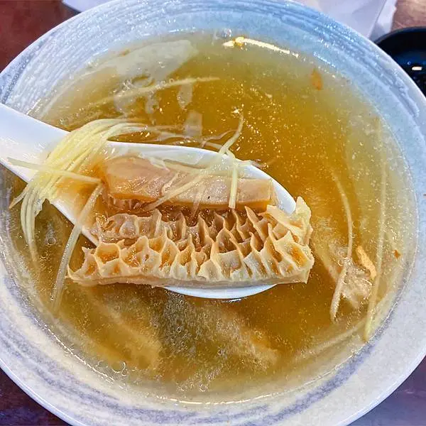 [台北小吃]大同區中山站「金春發牛肉百年老店天水路總店」獨家美味的中藥香牛肉湯頭/應有盡有各種厲害牛肉部位/咖哩牛肉滑順濃厚/上菜快速環境乾淨/附菜單