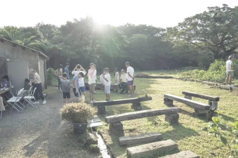 陽金公路的家 山中客廳｜一週僅開放兩天，陽金公路7K金山的一處寧靜 綠峰山莊東入口 · 算命的說我很愛吃