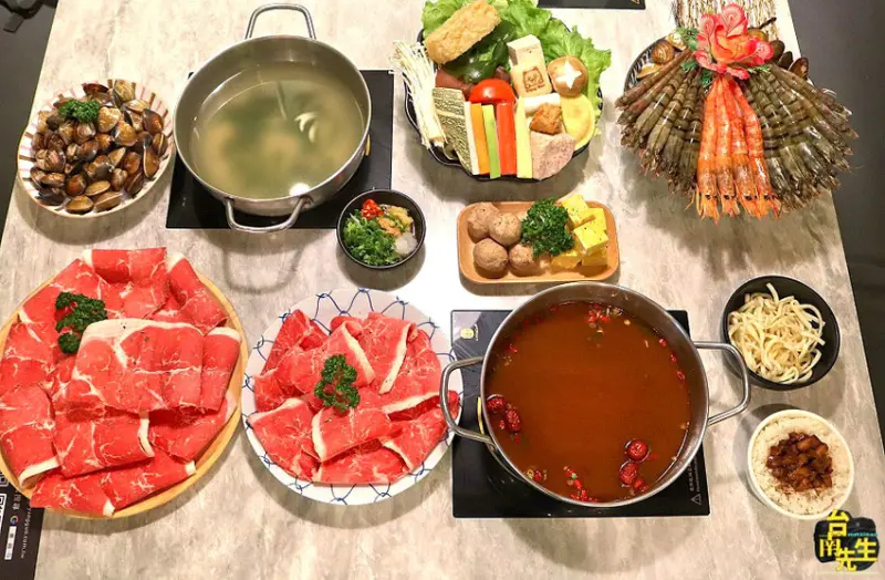 台南火鍋／10.12~10.25週年慶優惠／天然食材熬湯搭配嚴選食材／獨家特調醬料不用市售現成品／每日蔬果新鮮直達配送／飲品+冰淇淋無限享用