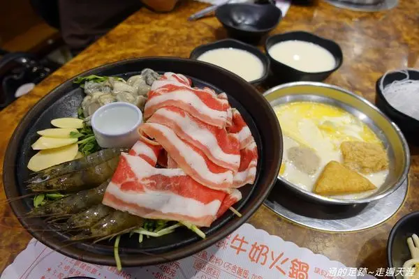 [鍋物] 台北 - 鍋媽媽牛奶鍋 ～ 台北最有名的牛奶鍋， 牛奶湯底香濃順口，果然好吃！