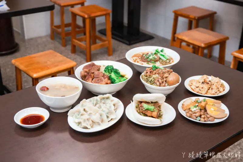 超好吃新竹刈包跟紅藜滷肉飯，料多到爆的猴頭菇薏仁湯竟然只要五十元！新竹城隍廟美食小吃推薦二八食堂 - ㄚ綾綾單眼皮大眼睛