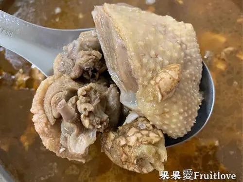 變冷就是要吃薑母鴨，湯頭清甜爽口，薑味有香氣，入口後不會太辣　現炒鴨肉質鮮嫩不柴，室內座位有分吸煙區跟非吸菸區好貼心　親子寵物友善　為了安全毛孩最少要牽繩　　大里美食　台中薑母鴨推薦