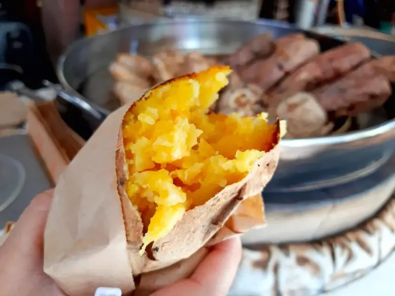 【台中西區】蕃薯田炭烤地瓜，第五市場內經典天然甜點，現場炭烤熟成，賣完為止，地瓜鬆軟香甜可口，有紅肉與黃肉可以選擇