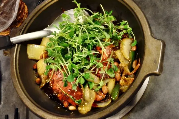 先從乾鍋開桌,接著是各式各樣的特色小菜,加入大骨高湯後火鍋才正要開始 -- 川巴子